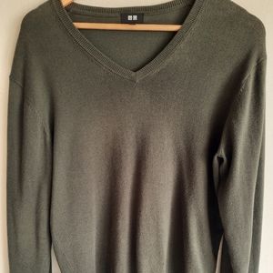 Uniqlo Forest Green V-neck Men's Sweater Small